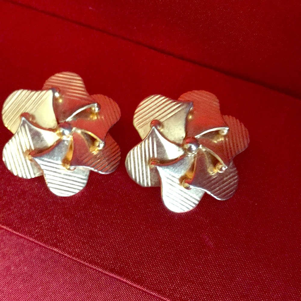 Stunning Vintage Gold Tone Earrings